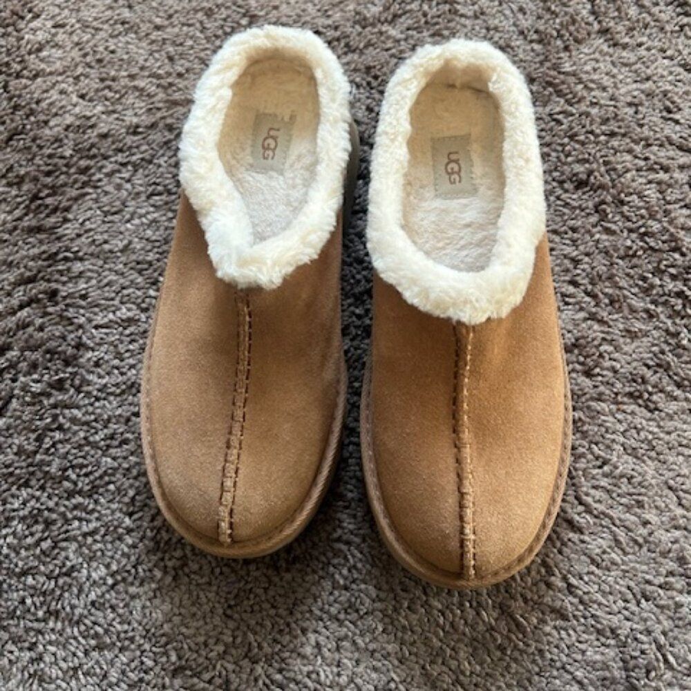 UGG 1162510โNew Heights Chestnut cozy clogs, size 7